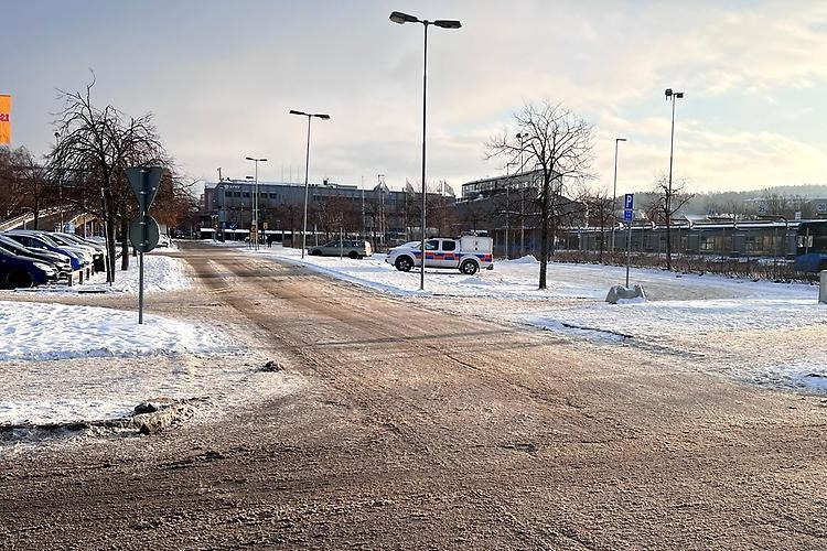 Parkeringsplatsen med snö i härligt vinterljus 
