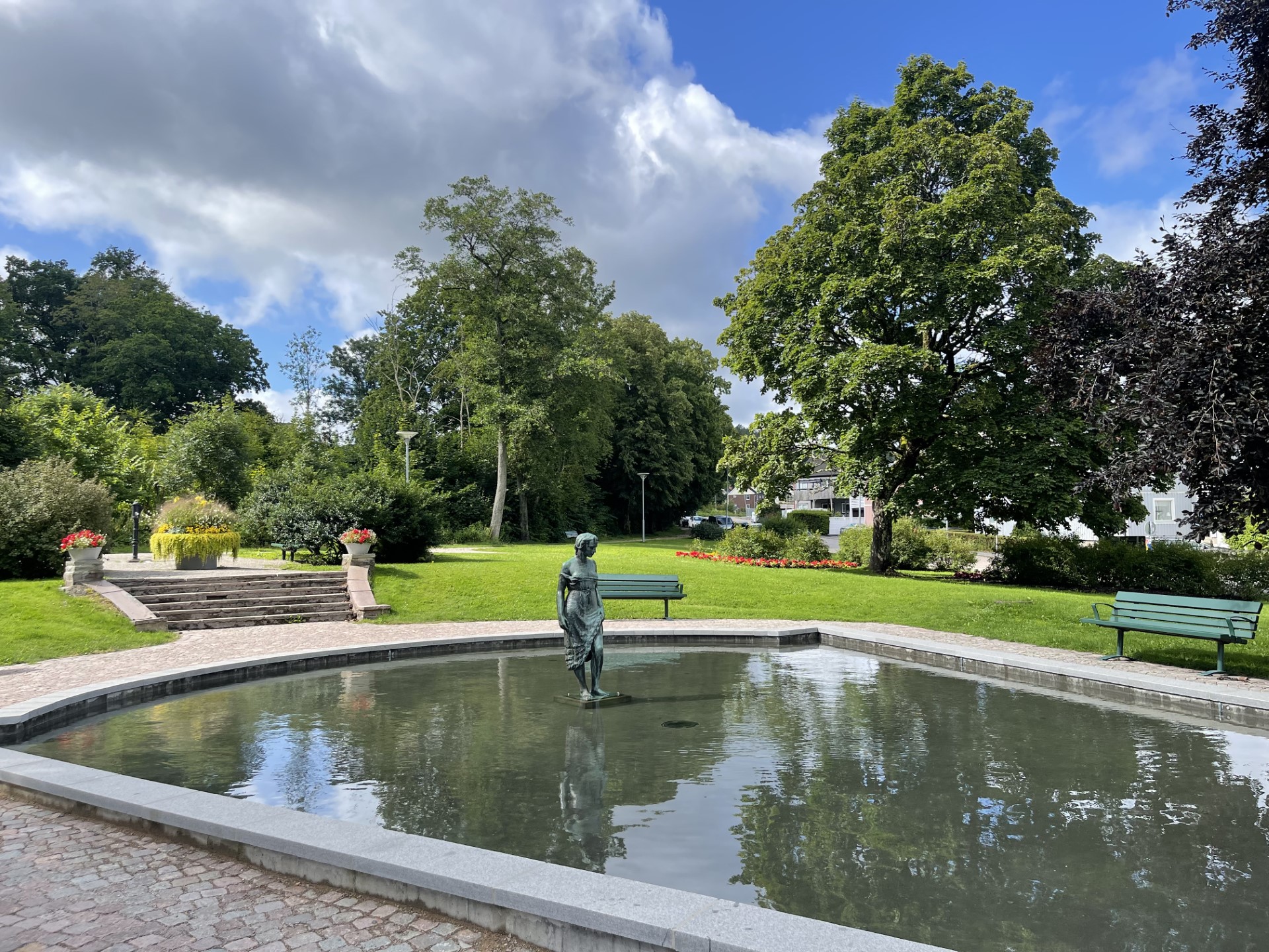 Sörkälleparken med fontänen och statyn en solig sommardag