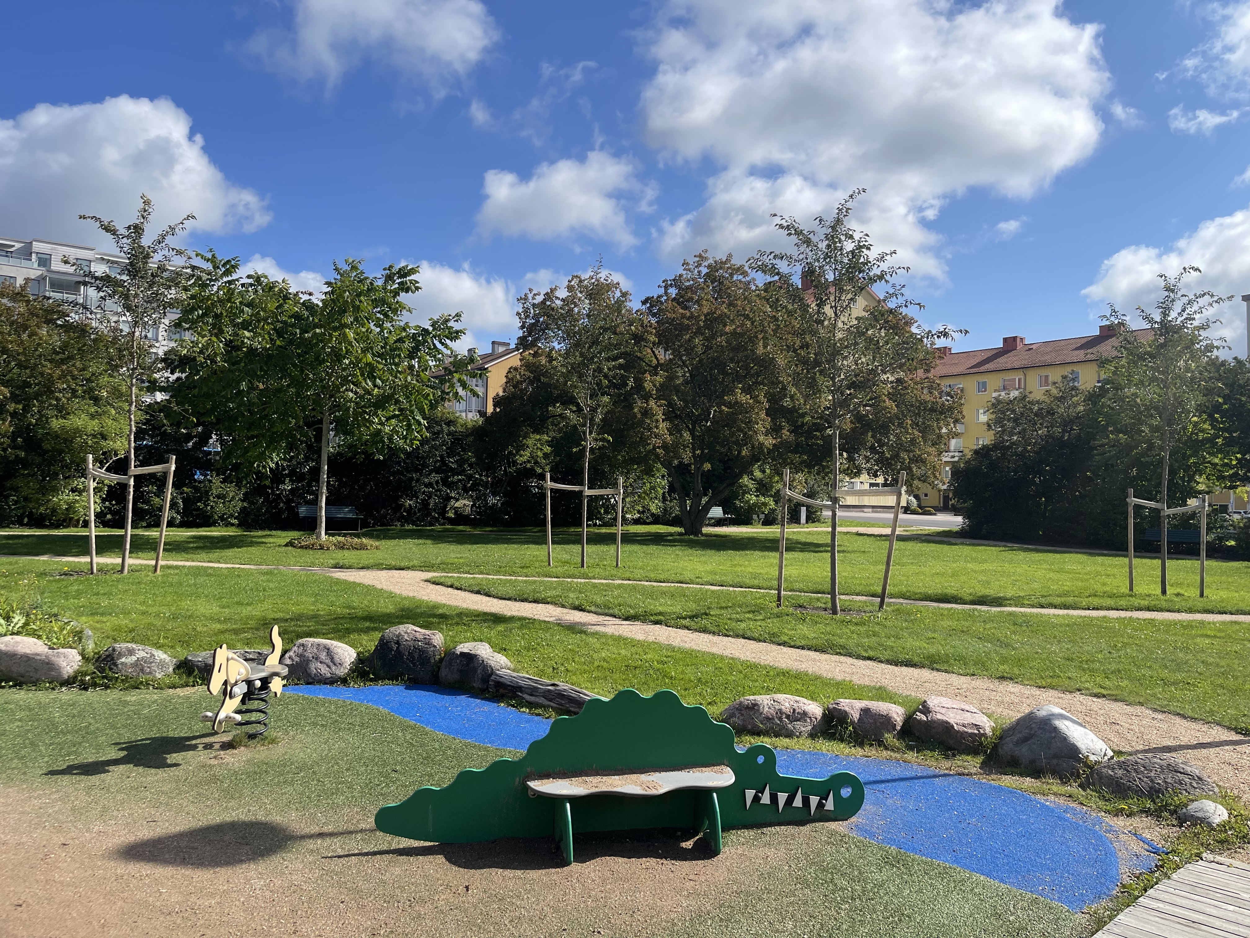 Parken vid Brattska ängen med soffa och lekplats