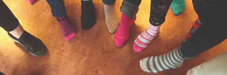 Elever "rockar sockor", visar fram sina strumpor som alla har olika färger.