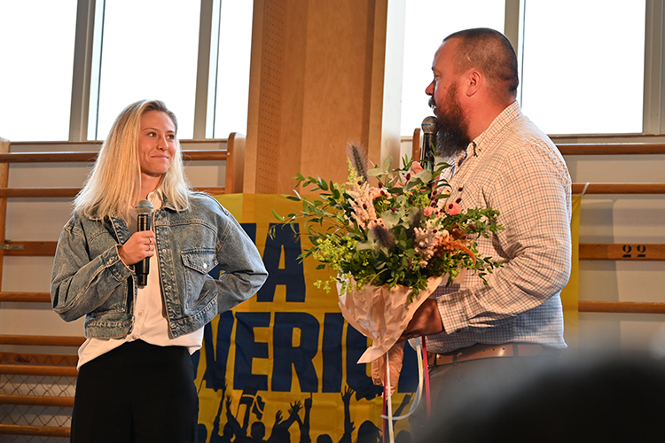 Rebecka Blomqvist får ta emot blommor av Martin Pettersson