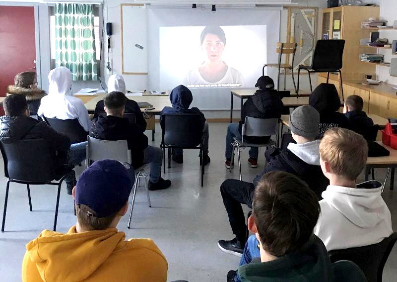 Elever i ett klassrum ser film om våld i nära relationer.
