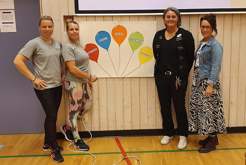 Caroline Engvall och Virena Lyckegård från Safe Selfie Academy tillsammans med rektor Denise van Hilst och projektledare Jessica Svensson