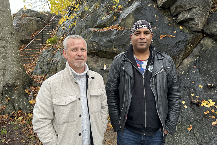 Två män står framför minnesplatsen som finns intill berget nedanför klocktornet i Uddevalla