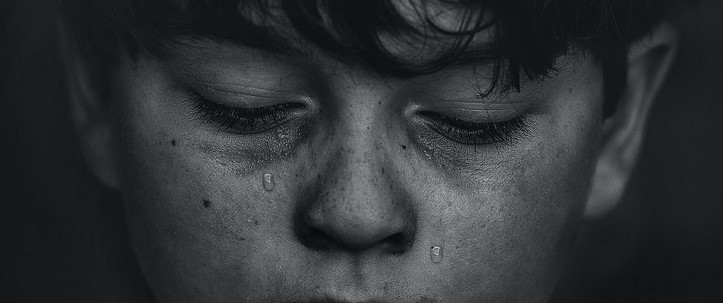 En svartvit bild på ett barn som gråter