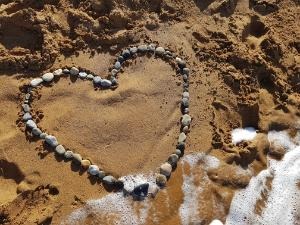 Hjärtan av små stenar på en strand
