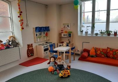 Familjeförskolan Uddevalla, interiör med leksaker och möbler.