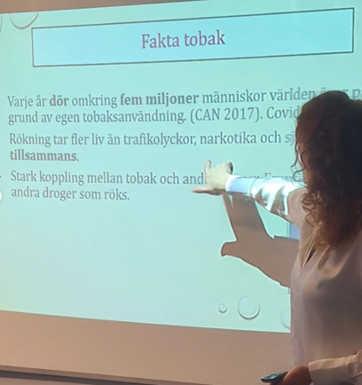 Drogförebyggande samordnare Unni Norén undervisar om tobakens skadeverkningar.