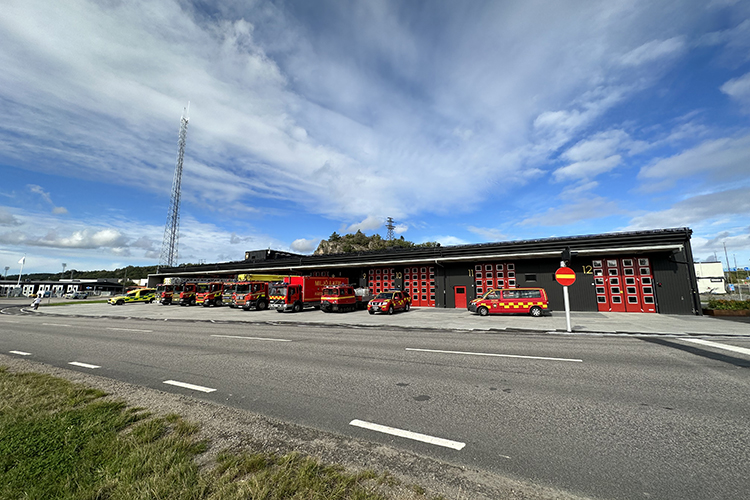 Uddevallas nya brandstation med brandbilar framför de röda portarna