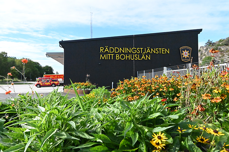 Räddningstjänsten Mitt Bohuslän och emblemet syns på brandstationens kortsida