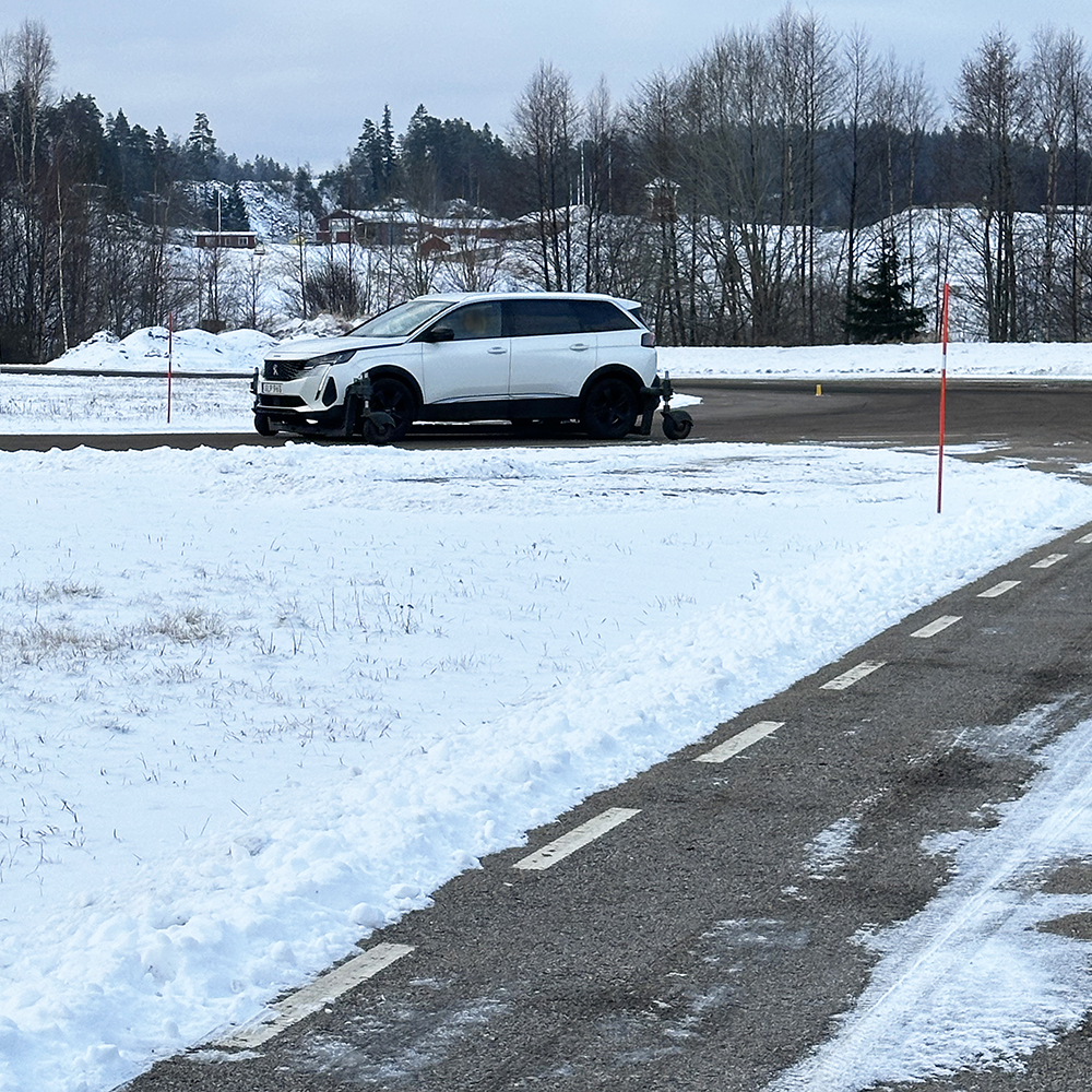 en specialutrustad vid bil kör utomhus på vägar och det är snö intill