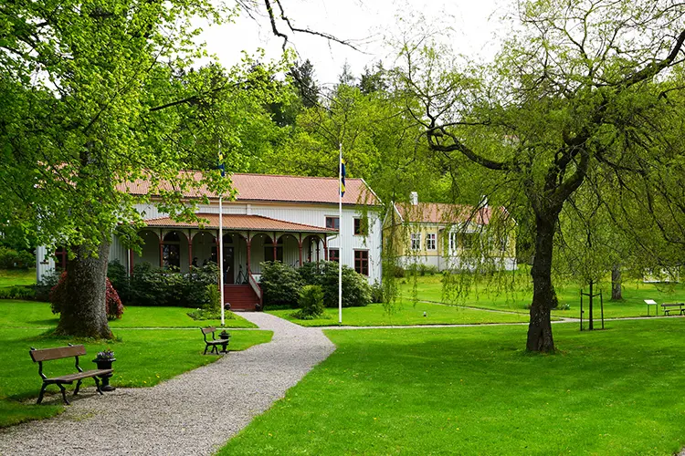societetshuset på Gustafsberg är ett anrikt trähus med veranda 