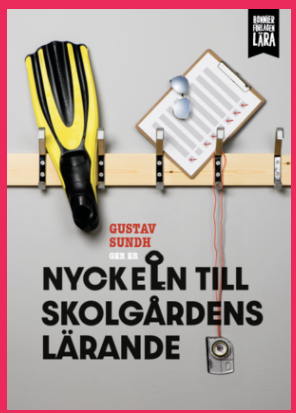 Bokomslag tii Gustav Sundhs bok: Nyckeln till skolgårdens lärande. Bilden på framsidan föreställer en rad med klädkrokar och en simfena, en kompass och en checklista.