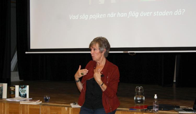 Författaren Kerstin Lundberg Hahn vid scenen i Bokenäs Bygdegård