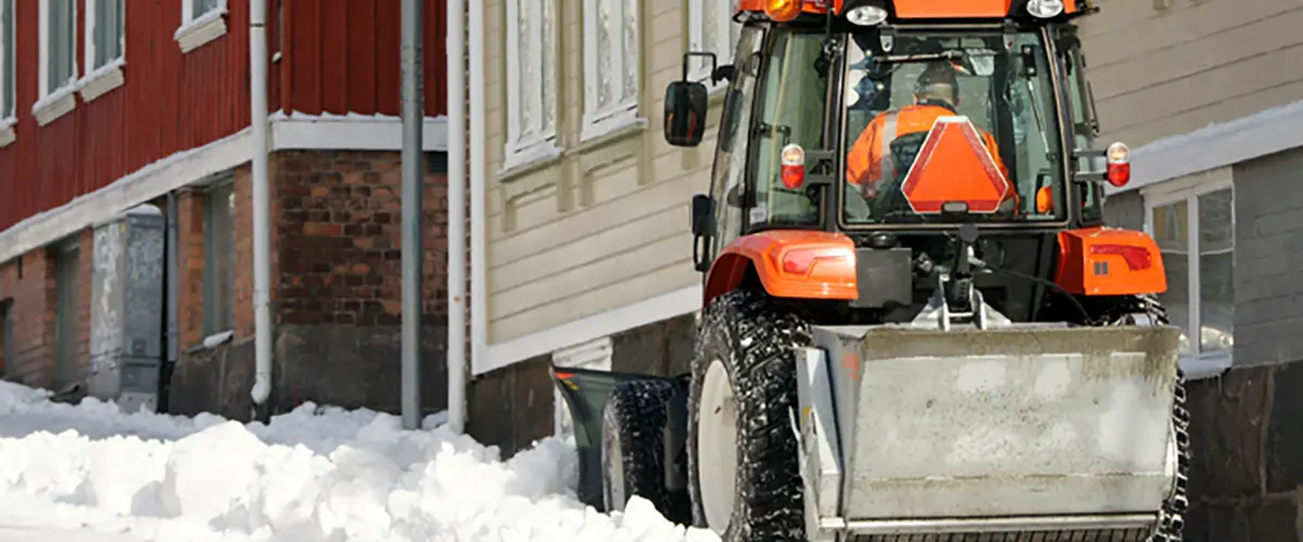 Bild på traktor som röjer snö