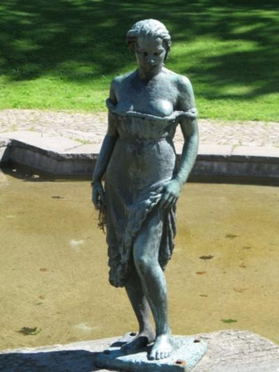 Skulpturen Vadande flickan
