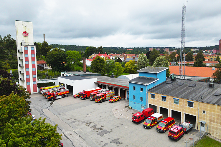 Gamla brandstationen från ovan, man ser flera brandbilar och larmbilar utanför byggnaden