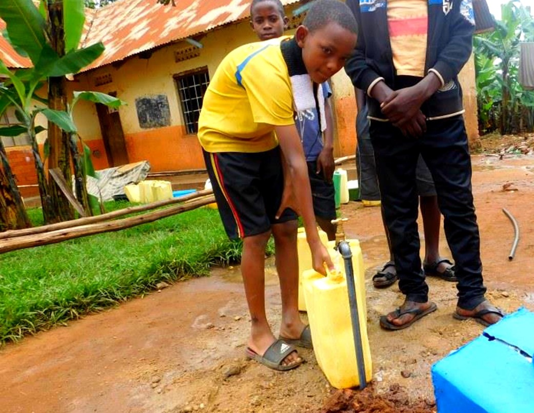 Rent vatten i kran på Kasana Junior School.