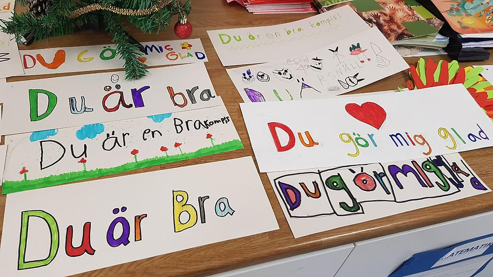 Barn har skrivit lappar med positiva budskap, exempelvis "du gör mig glad".