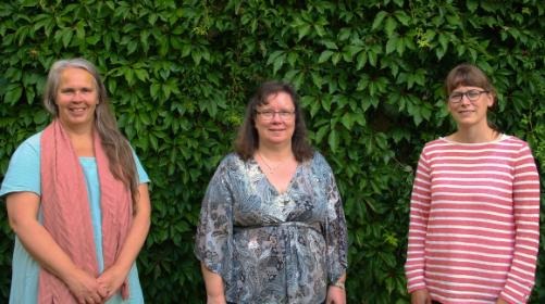 Tre glada skolbibliotekarier i Uddevallas grundskolor
