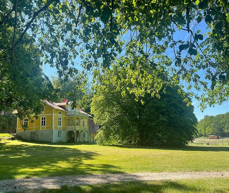 Parken vid Emaus och det vackra gula huset 