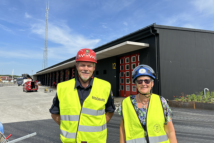 Insatsledare Magnus Lagrell och projektledare Birgitta Andersson framför Uddevallas nya brandstation