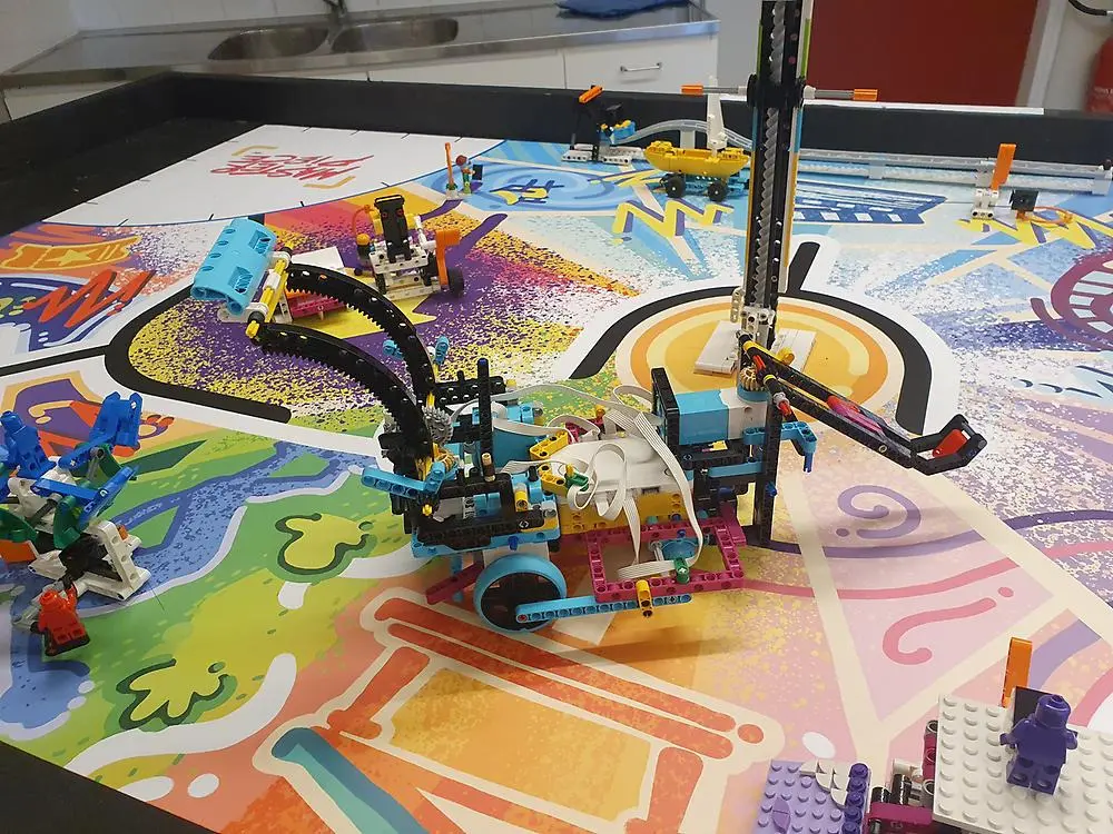 En lego-robot på en matta