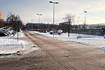 Parkeringsplatsen med snö i härligt vinterljus 