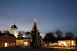julgran med belysning och kulor på Kungstorget, klocktornet, hasselbackshuset, och andra byggnader  syns i bakgrunden