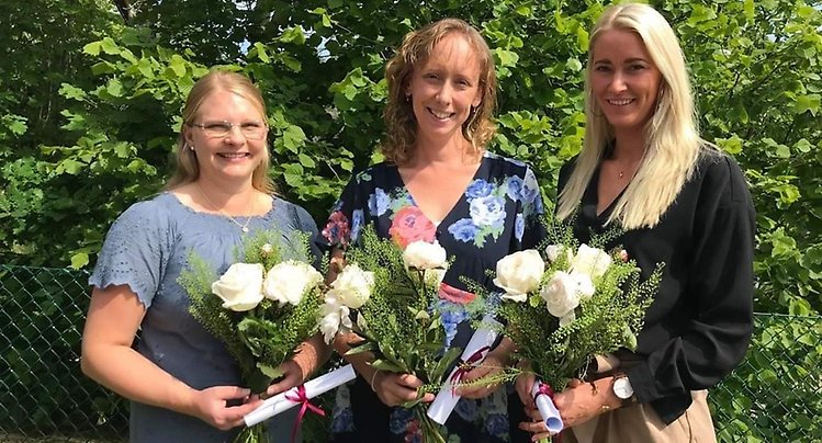 Norrskolans personal firade sina nya självständiga användare Eva Strid, Marina Oksjö och Erica Heed med blommor och diplom vid skolavslutningen.