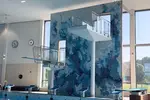 Hopptornsväggen i Rimnersbadet är smyckad med mosaik i olika blå nyanser