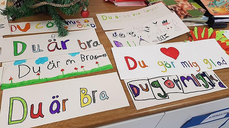 Barn har skrivit lappar med positiva budskap, exempelvis "du gör mig glad".