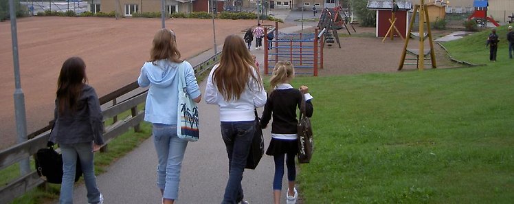 Barn på väg till skolan