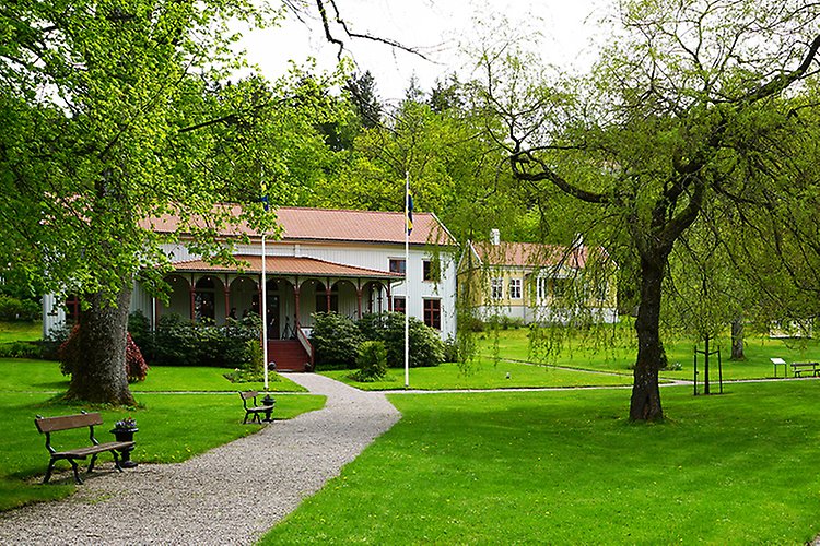societetshuset på Gustafsberg är ett anrikt trähus med veranda 